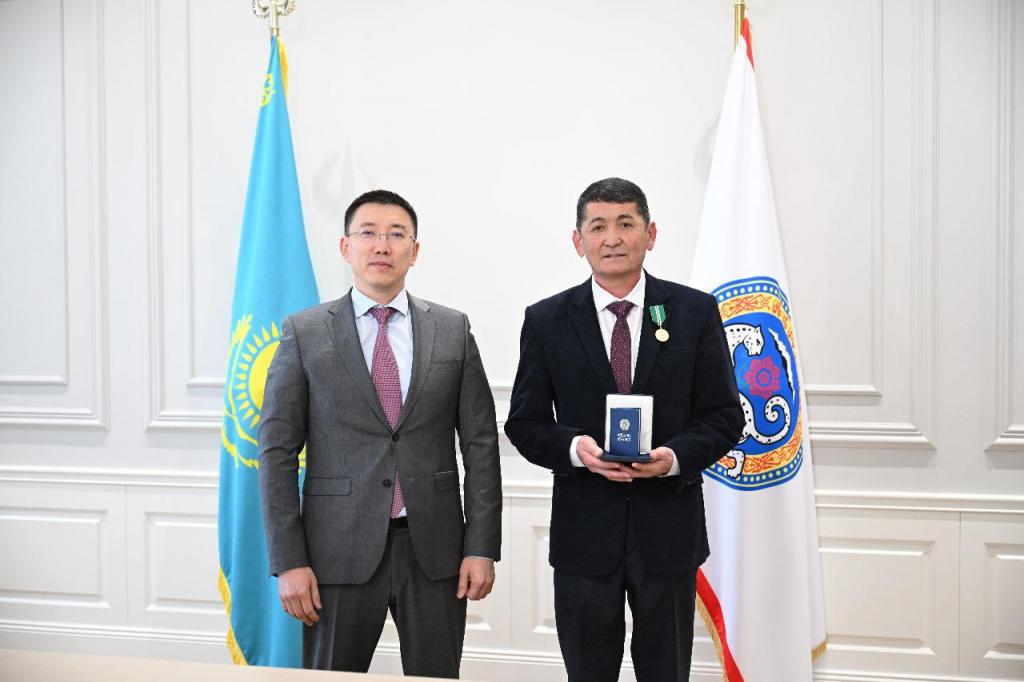 Президент наградил медалью «Шапағат» водителя общественного транспорта Алматы