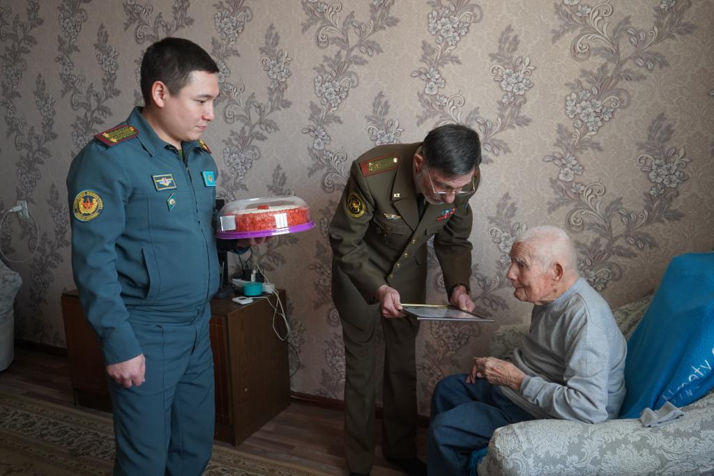В Алматы военнослужащие поздравили ветерана войны с днем рождения