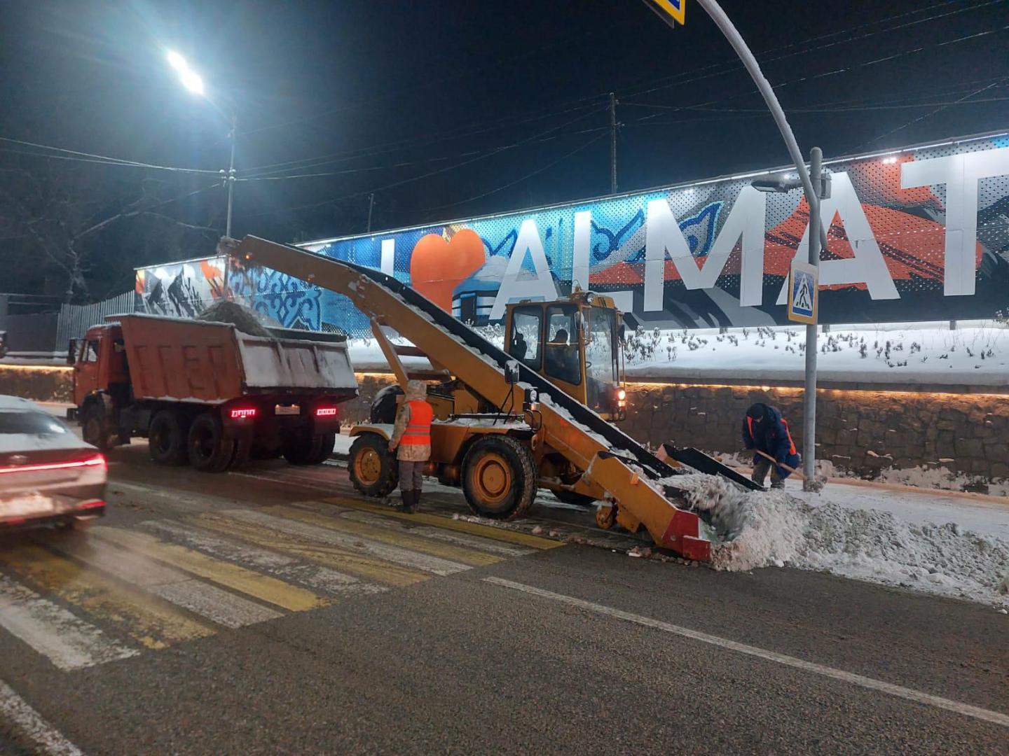 Более 1 200 рабочих и 573 единицы техники задействованы в уборке снега в Алматы