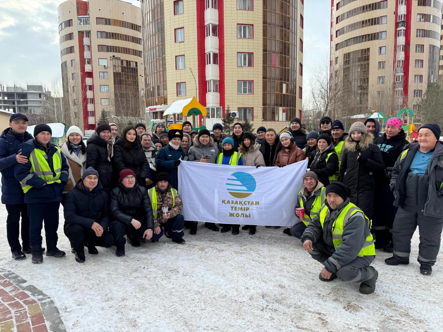 В Астане коммунальным работникам раздали чай и баурсаки