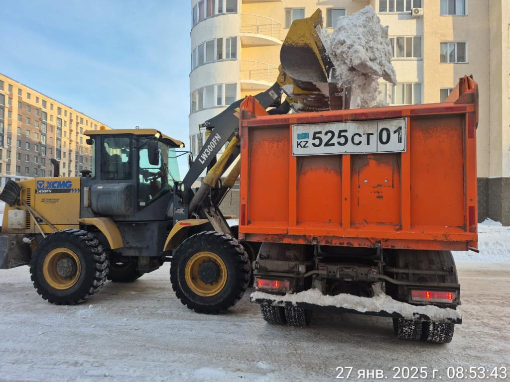 Больше 48 тысяч кубометров снега вывезли за одну ночь из Астаны