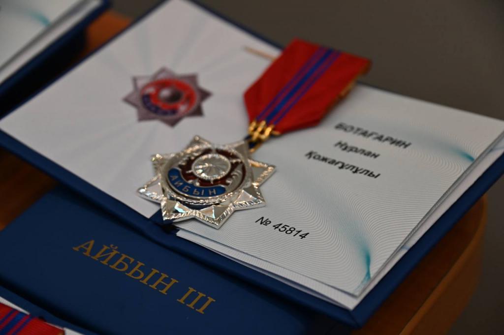 Военнослужащий Минобороны Нурлан Ботагарин награжден орденом "Айбын" III степени за героизм при спасении пострадавших в авиакатастрофе