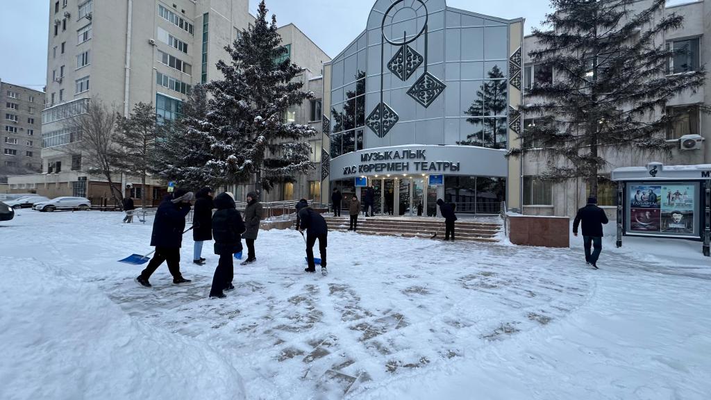В Астане известные актеры приняли участие в акции «Таза Қазақстан»