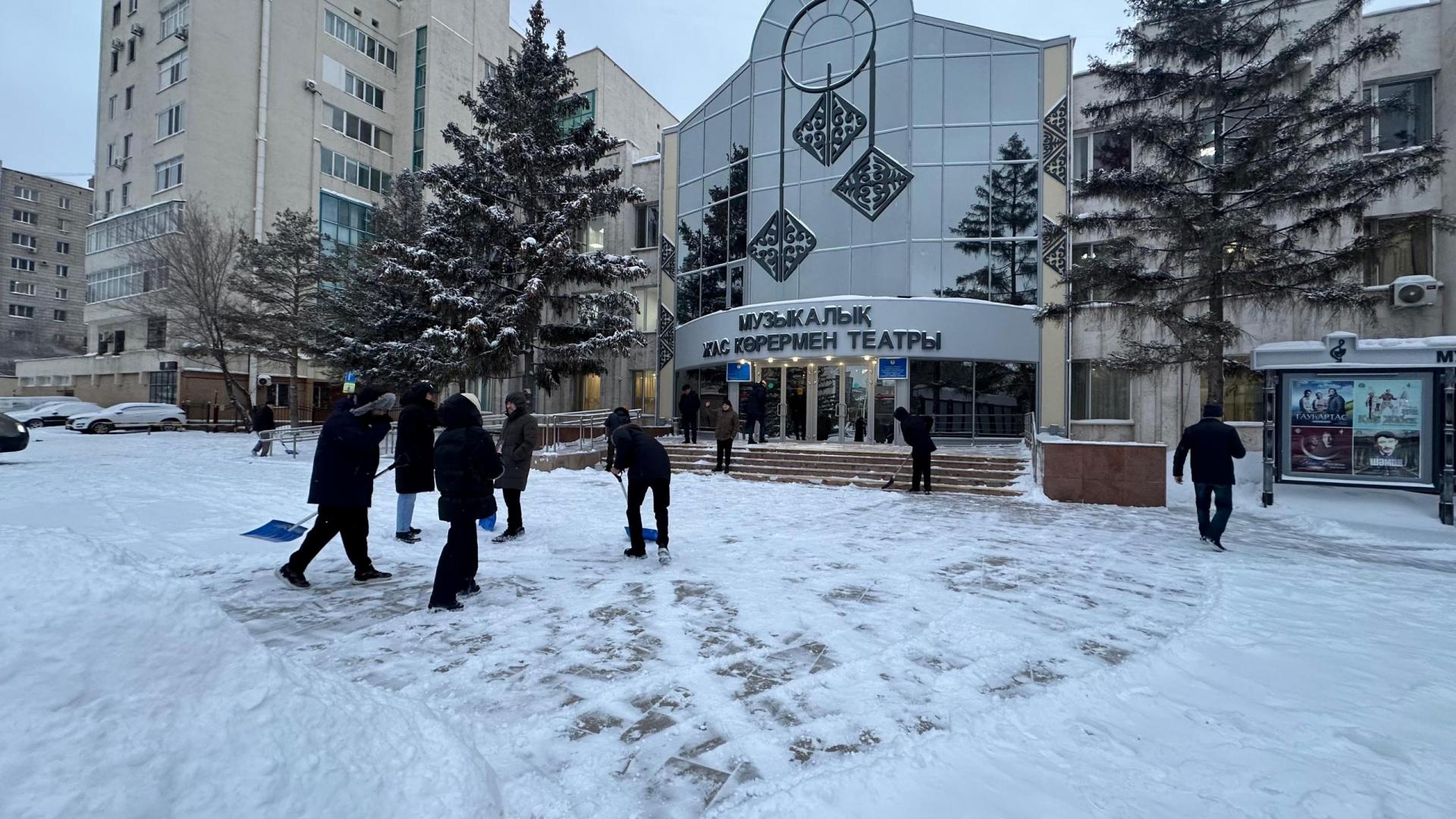 В Астане известные актеры приняли участие в акции «Таза Қазақстан»
