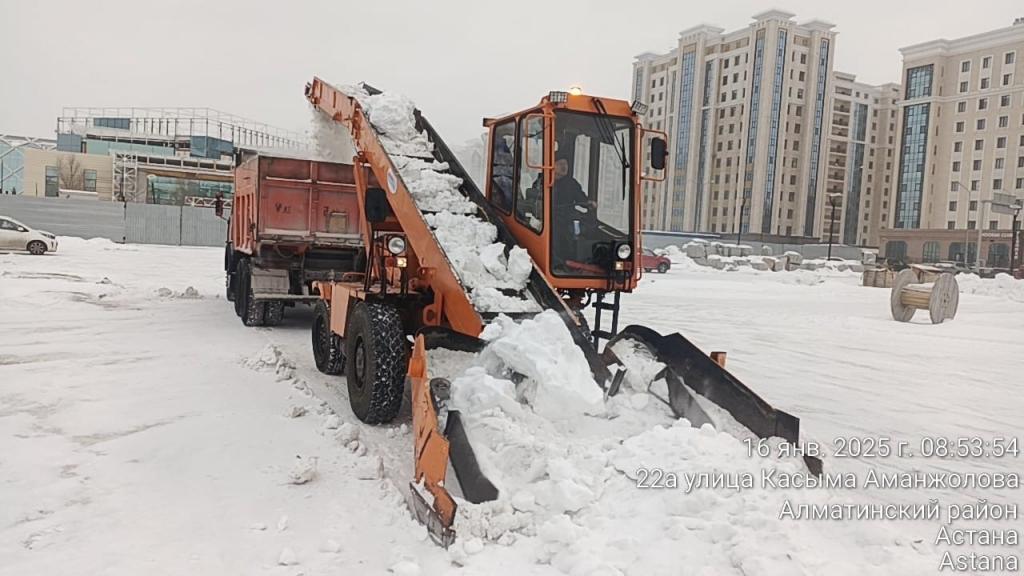 Свыше 2 600 дорожных рабочих вышли на снегоуборочные работы в Астане