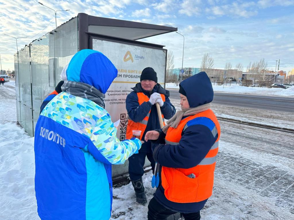 В Астане волонтеры организовали акцию для сотрудников коммунальных служб
