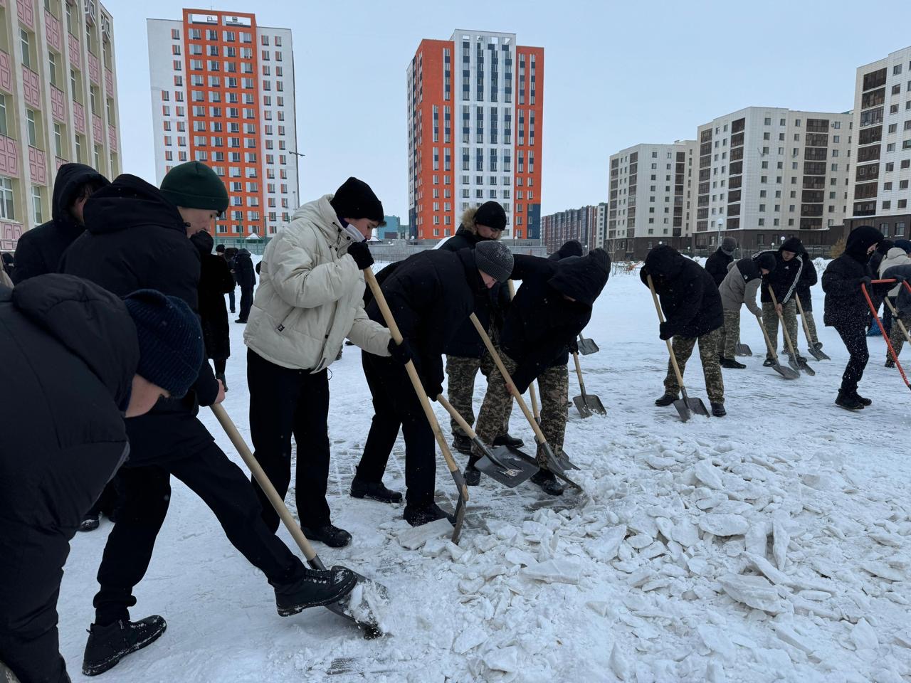 «Қар десанттары»: как учащиеся столицы заботятся о чистоте