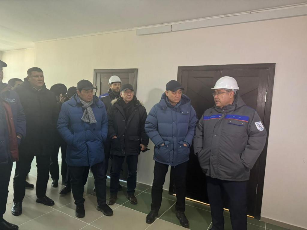 Депутаты ознакомились с ходом строительства гибридной электростанции в Жанаозене