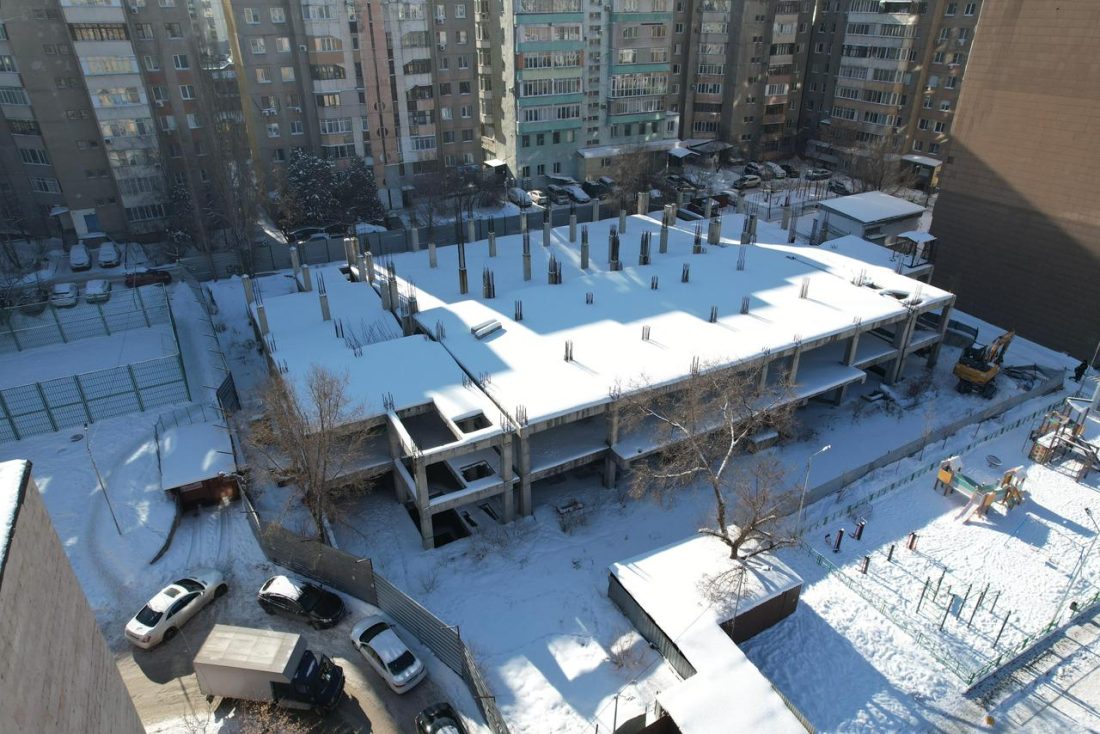 В Алматы приступили к сносу крупного долгостроя