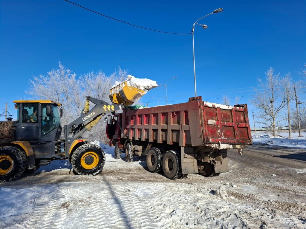 Более 2 600 дорожных рабочих заняты в снегоуборочных работах в Астане