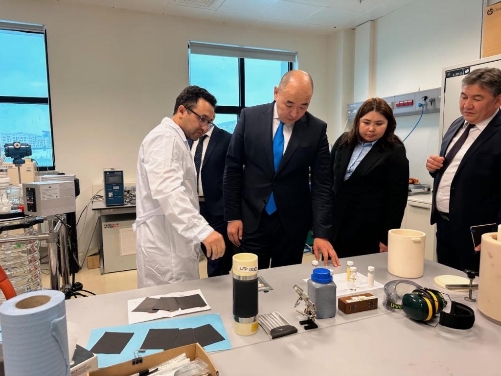 Канат Шарлапаев провел встречу с исследовательской группой Battery Group Nazarbayev University