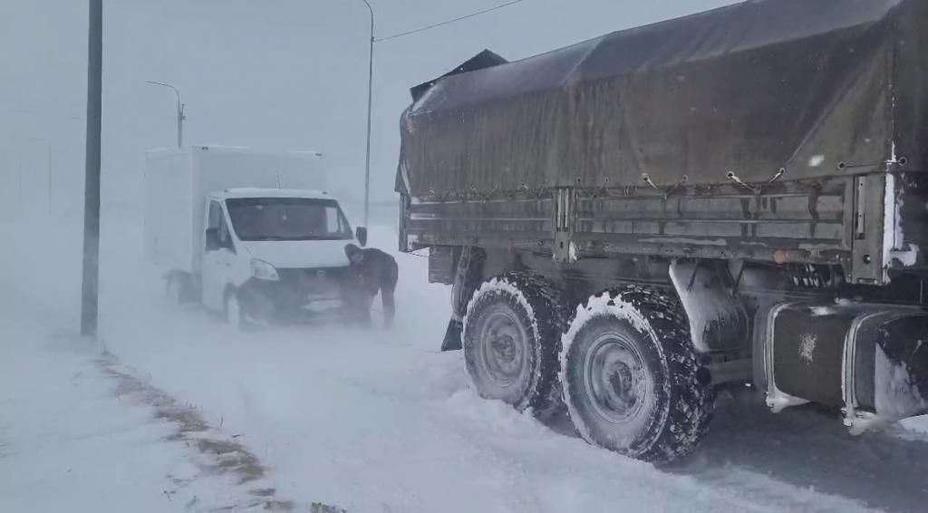Военные моряки помогли тридцати застрявшим на дороге актаусцам