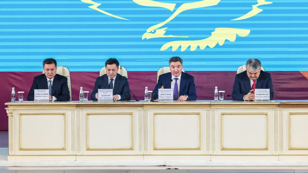 Олжас Бектенов по поручению Президента представил активу Восточно-Казахстанской области нового акима