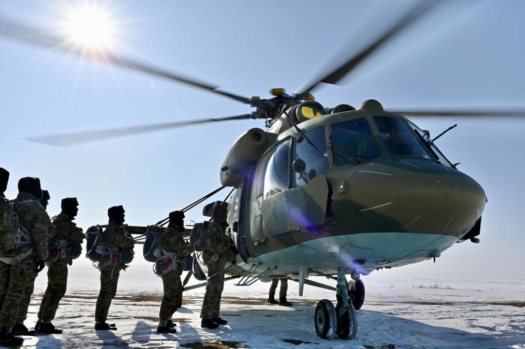 С начала года военнослужащие Десантно-штурмовых войск выполнили свыше 3000 прыжков с парашютом