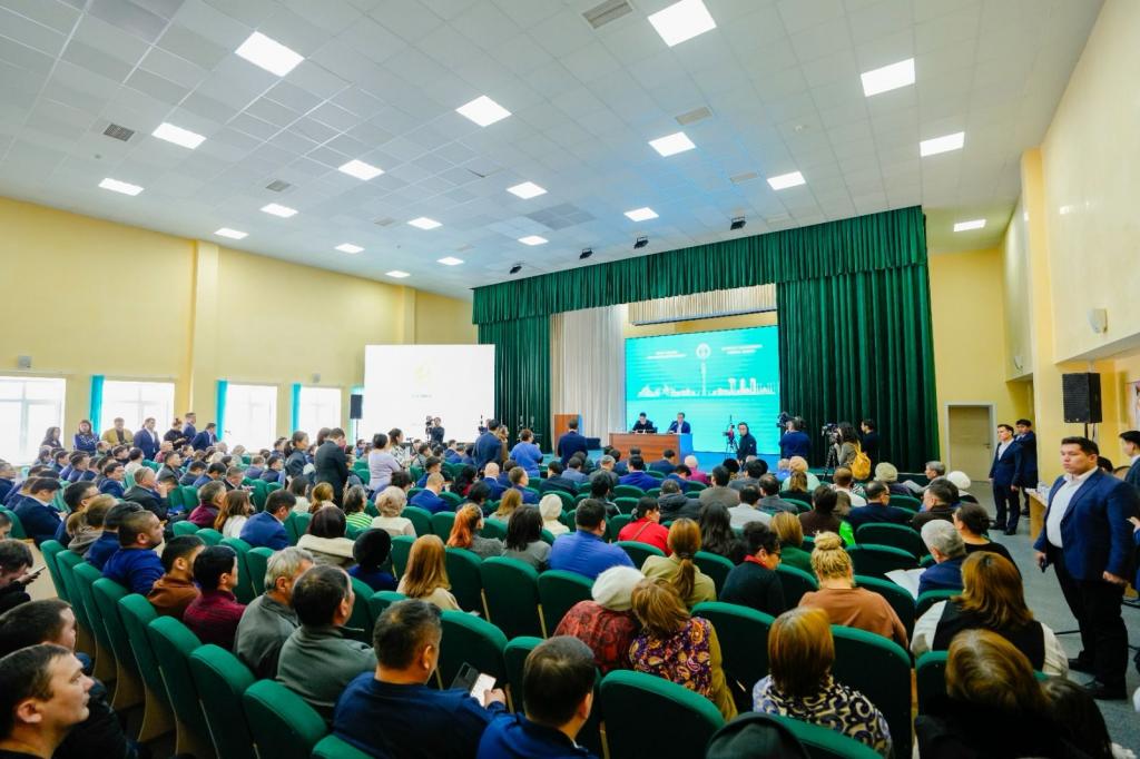 Аким Астаны провел отчетную встречу с жителями района Есиль
