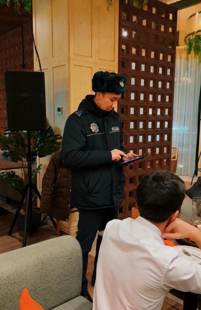 Еще пятерых курильщиков кальяна в кафе наказали в Астане
