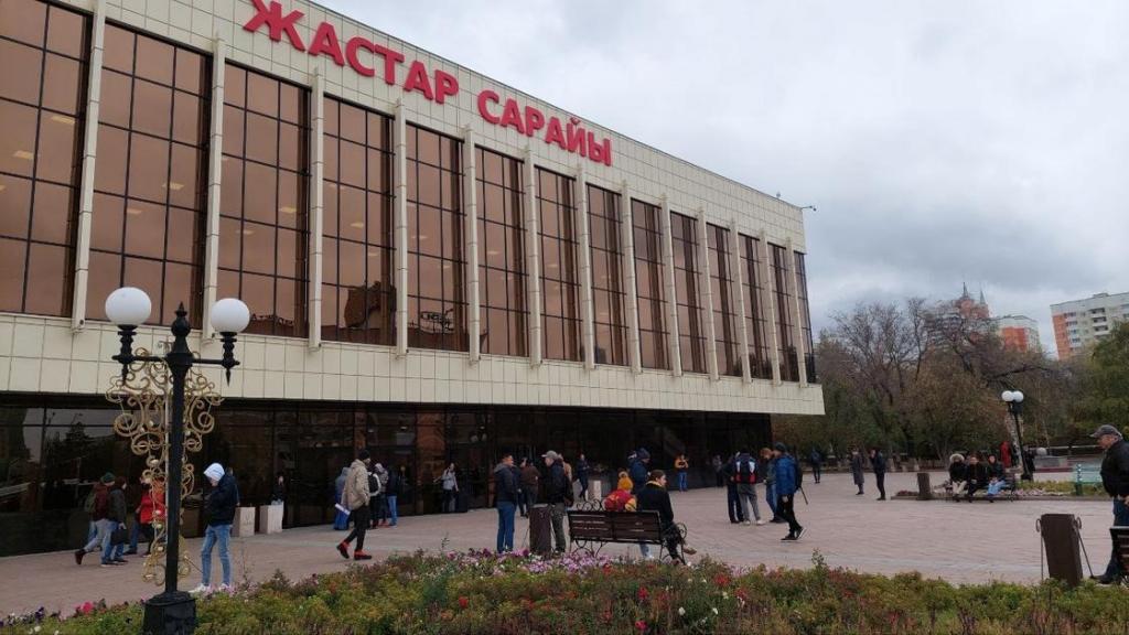 «Менің аулам»: в Астане работники культуры продолжили необычный экочеллендж