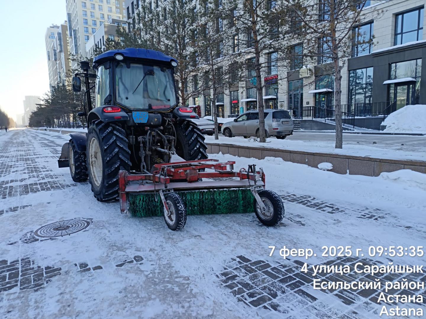 Более 2 600 дорожных рабочих вышли на снегоуборочные работы в Астане