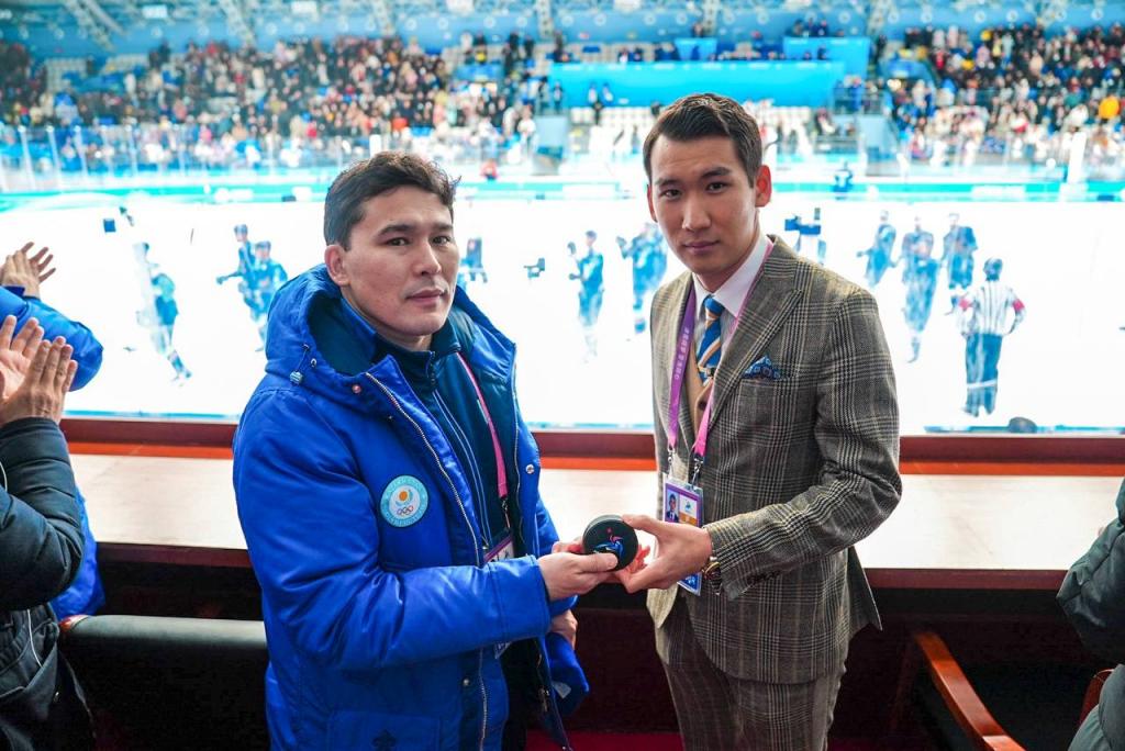 Вице-президент Международной федерации хоккея подарил министру хоккейную шайбу