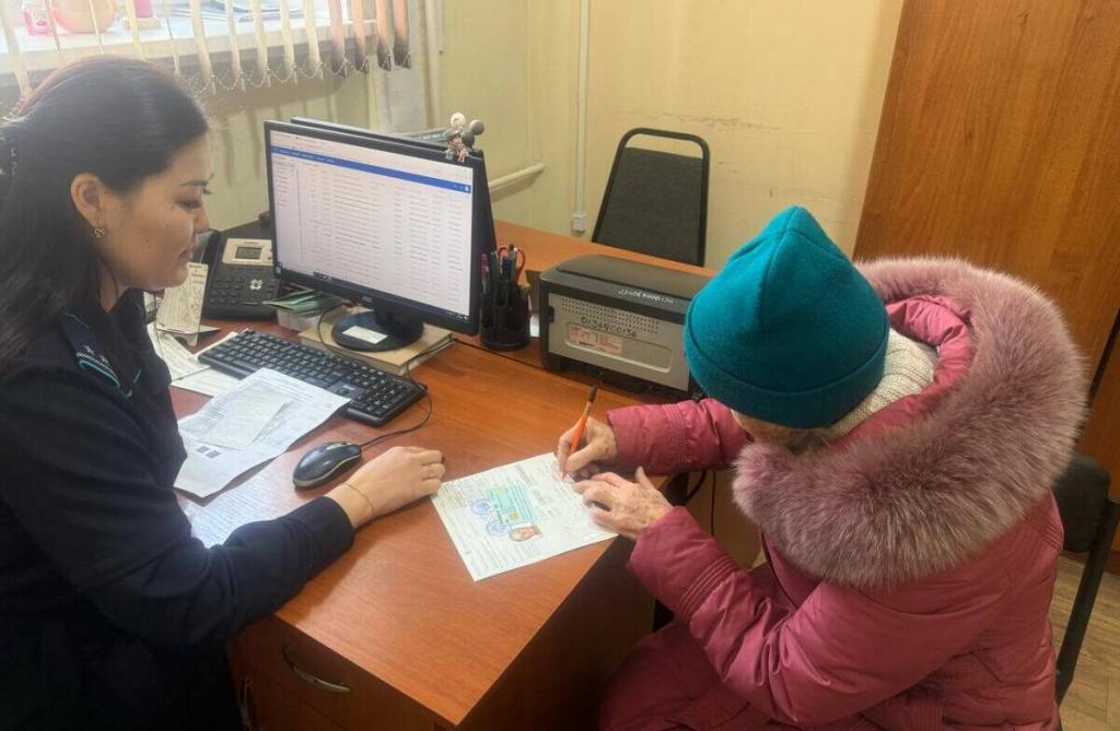 78-летняя жительница ВКО впервые получила удостоверение личности