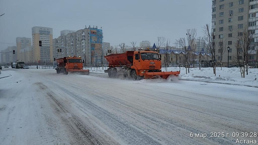 Более 2 500 дорожных рабочих заняты в снегоуборочных работах в Астане
