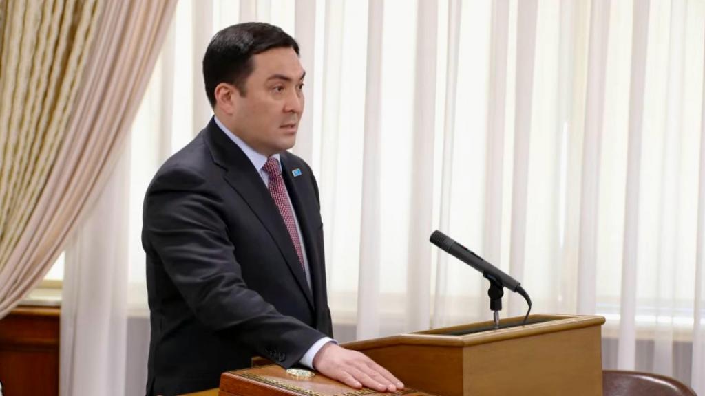 ҚР Энергетика министрі Ерлан Ақкенженов ҚР Үкімет отырысының алдында  Ант қабылдады