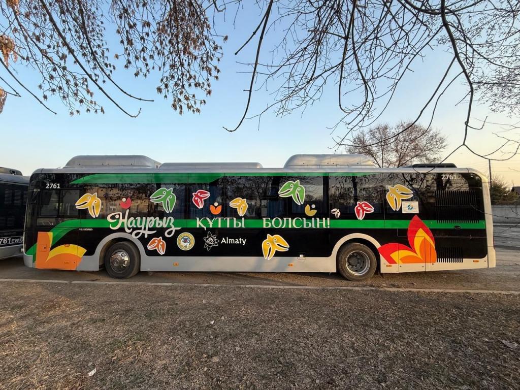 Праздничное настроение на дорогах: автобусы Алматы украсили к Наурызу