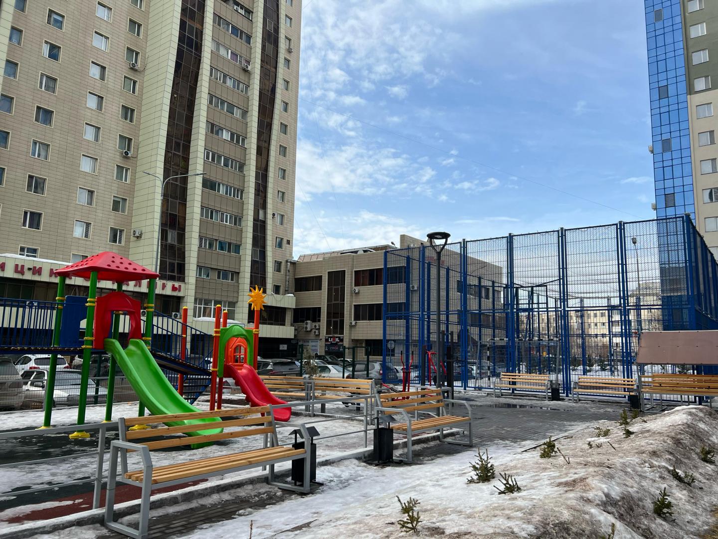 Весенняя уборка в столичных дворах: жилищная инспекция провела рейд