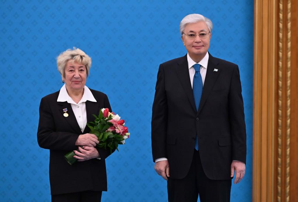 Президент Касым-Жомарт Токаев вручил почетное звание эксперту РГП «Госэкспертиза»