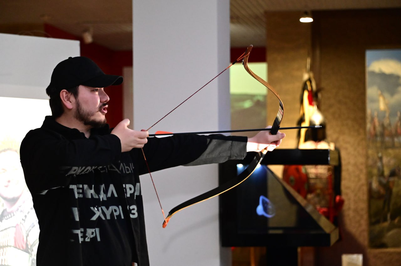 В военном музее Астаны рассказали о традиции почитания оружия казахскими батырами