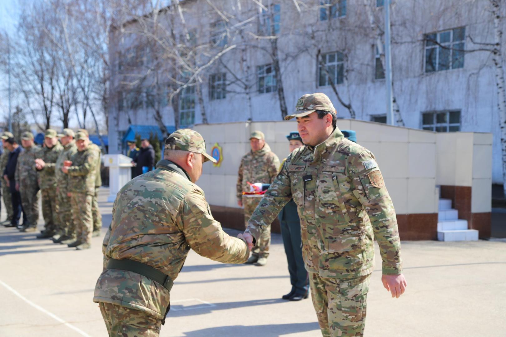 Глава МЧС РК вручил ключи от новой техники военнослужащим