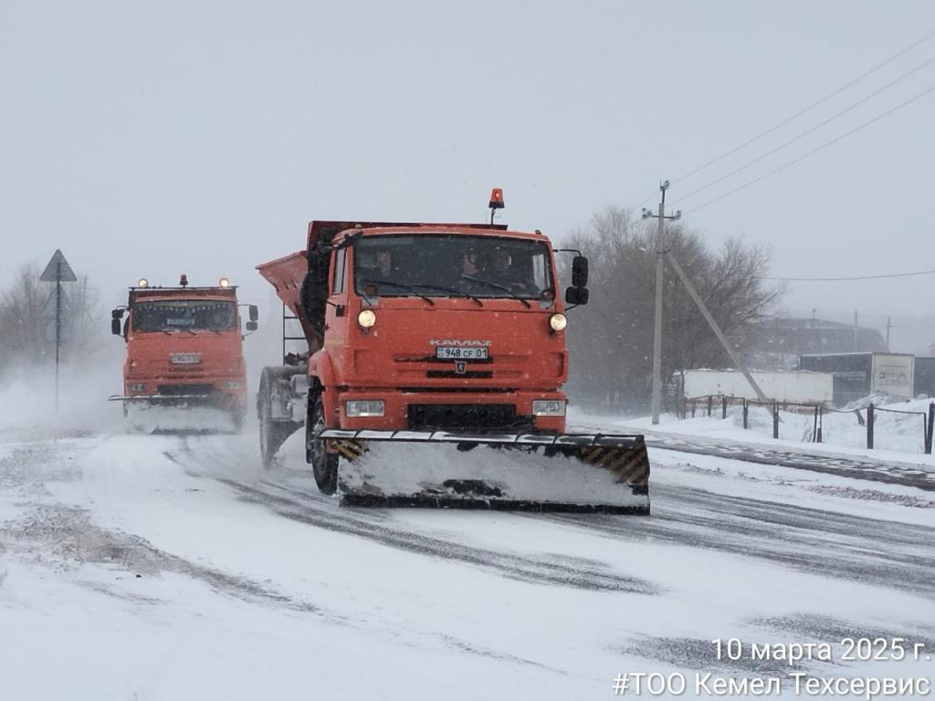 Более 1600 единиц спецтехники вышли днем на уборку снега в Астане