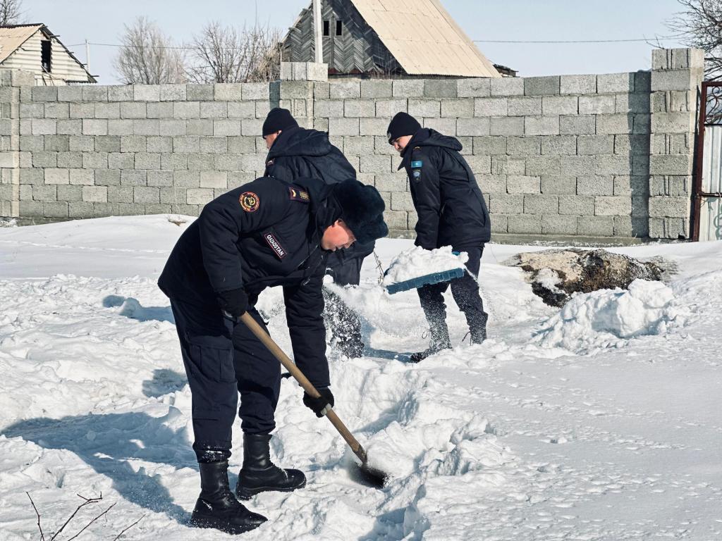 «Таза Қазақстан»: Спасатели МЧС оказывают помощь пожилым гражданам в очистке дворов от снега