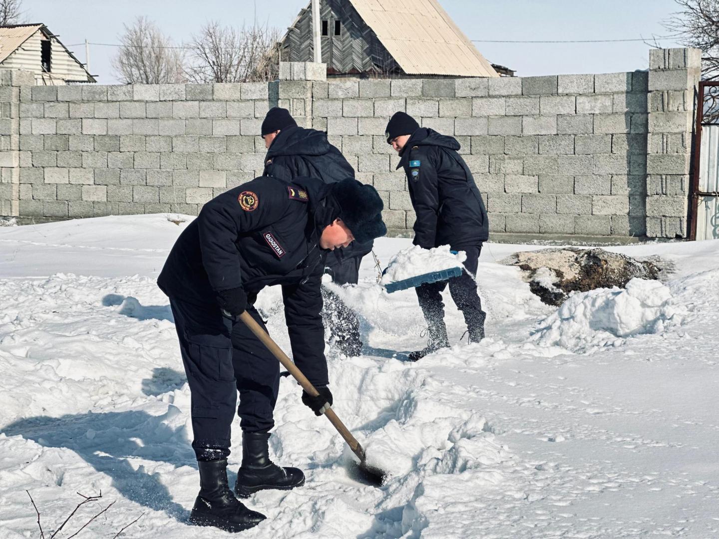 «Таза Қазақстан»: Спасатели МЧС оказывают помощь пожилым гражданам в очистке дворов от снега