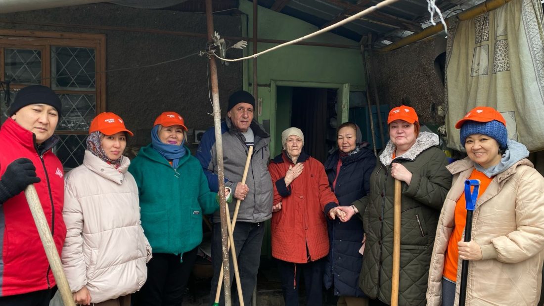Алматыда алғыс айту күні: еріктілер ардагерлер мен зейнеткерлерге қамқорлық көрсетті