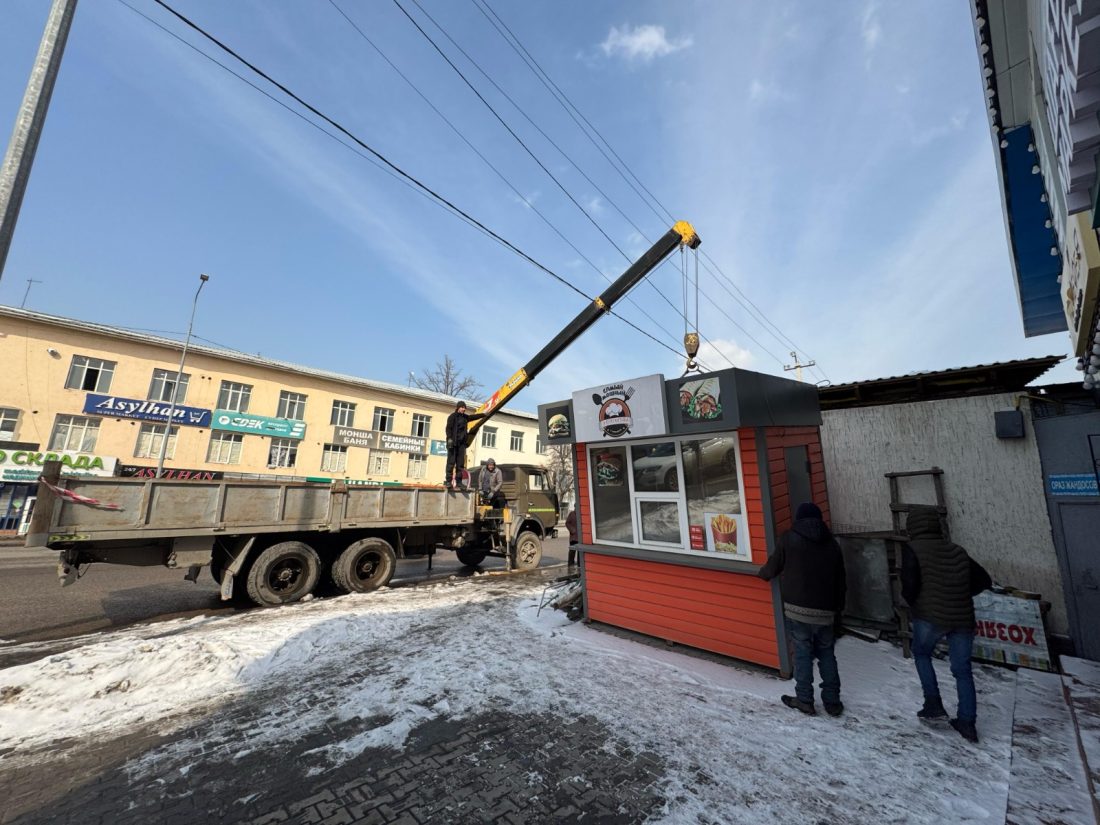 В Алматы снесли очередной незаконный торговый объект: демонтирована бургерная на перекрестке Кунаева и Яссауи в Наурызбайском районе