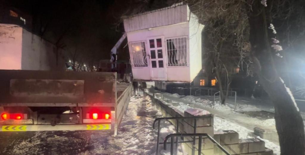 В Алматы продолжается борьба с незаконной уличной торговлей: завершился снос нелегальных киосков в Медеуском районе