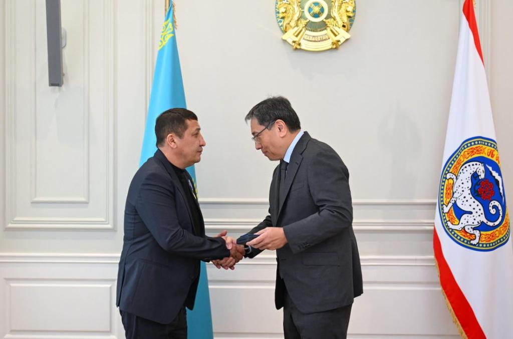 По поручению Главы государства аким Алматы наградил героя, спасшего сотрудницу аэропорта