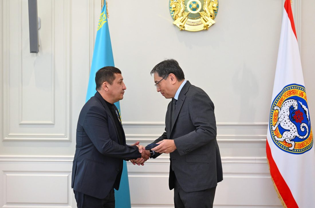 По поручению Главы государства аким Алматы наградил героя, спасшего сотрудницу аэропорта