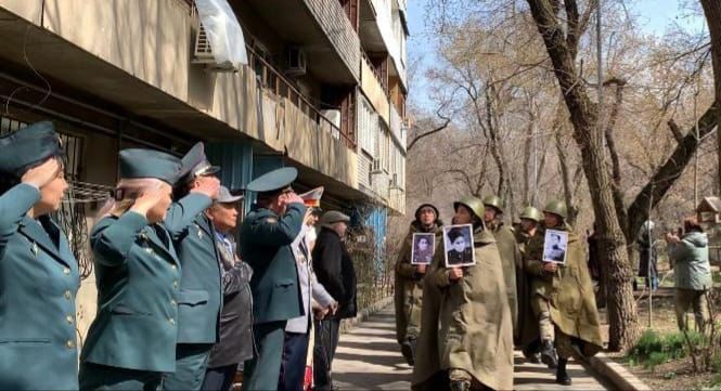 В Алматы гвардейцы почтили 101-летнего ветерана войны