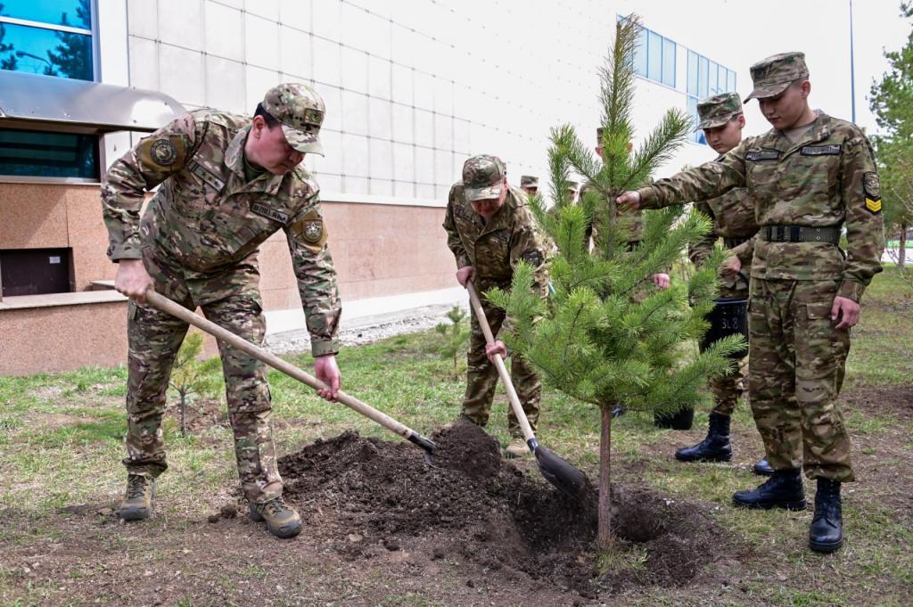 В военном колледже Астаны провели экологическую акцию к юбилею Победы
