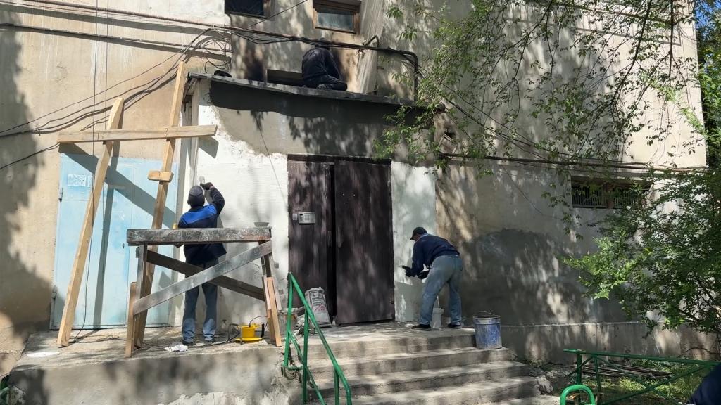 В Таразе военнослужащие отремонтировали фасад дома фронтовика