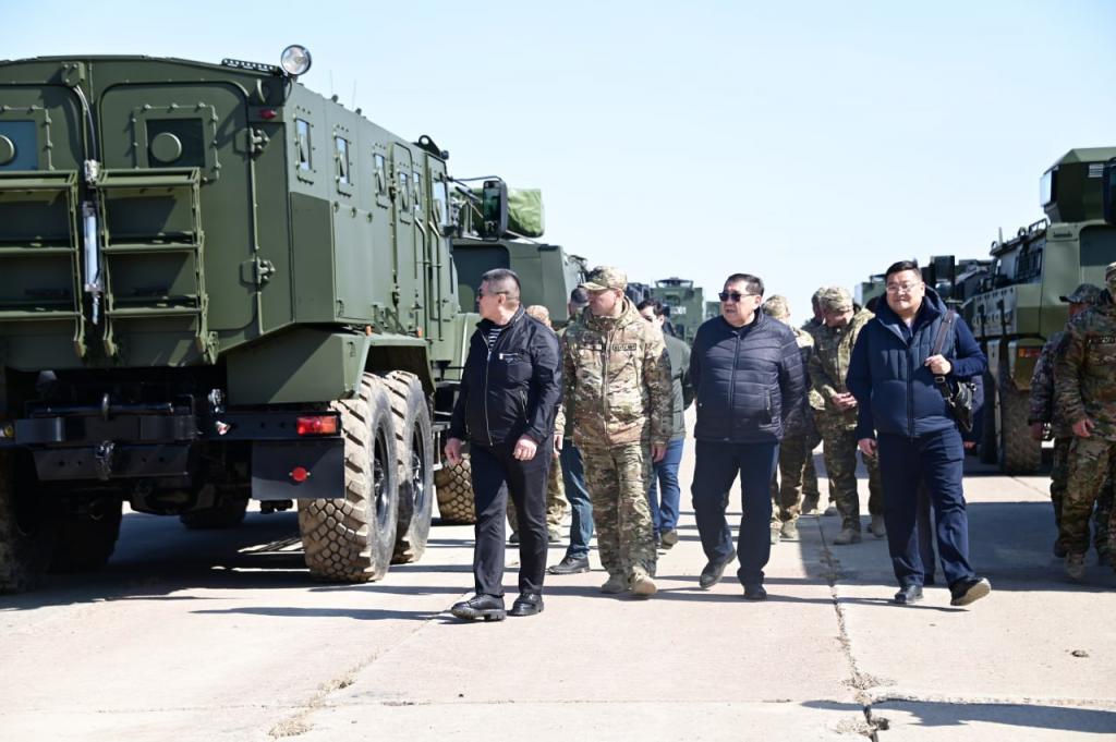 Депутаты Парламента посетили полевой лагерь участников военного парада в Астане