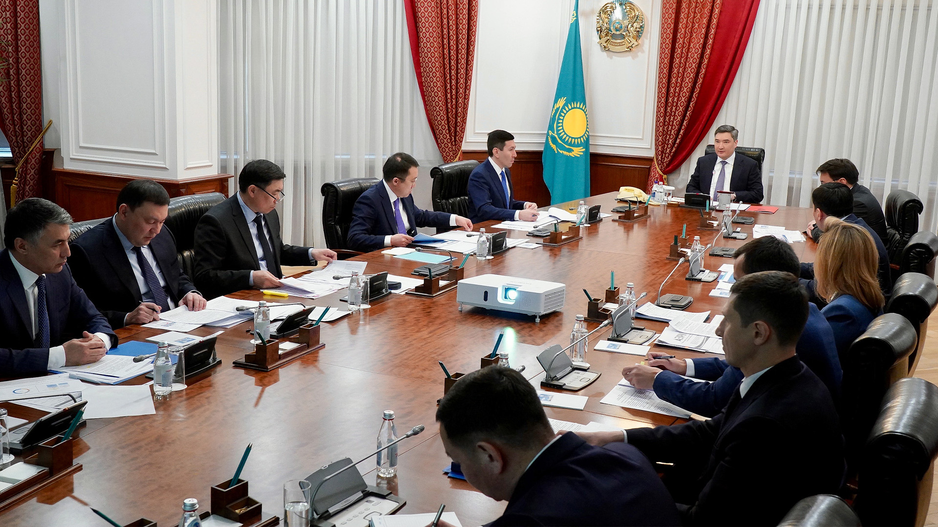Олжас Бектенов провел совещание по вопросам развития рынка авиатоплива