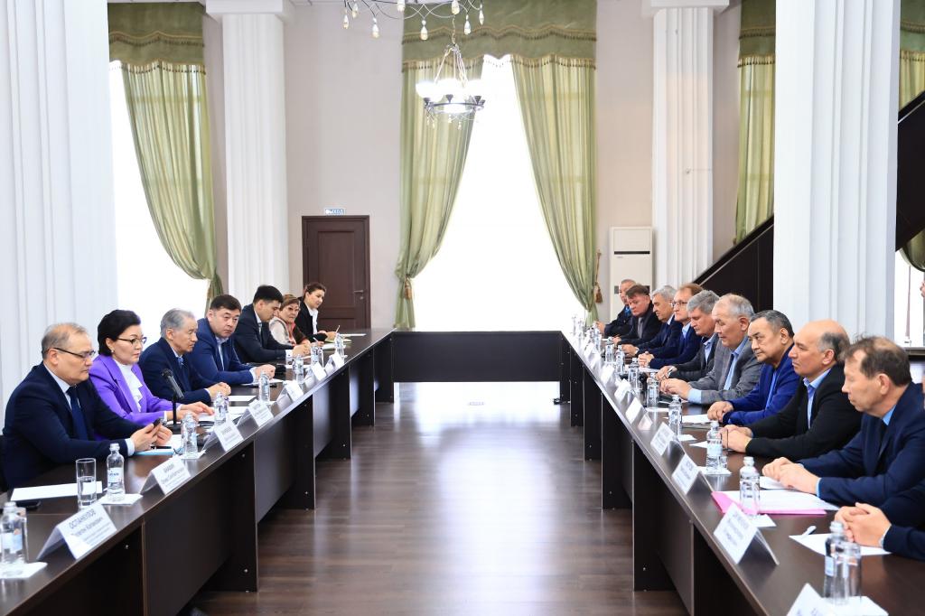 С. Жакупова провела встречу с регрессниками в Темиртау