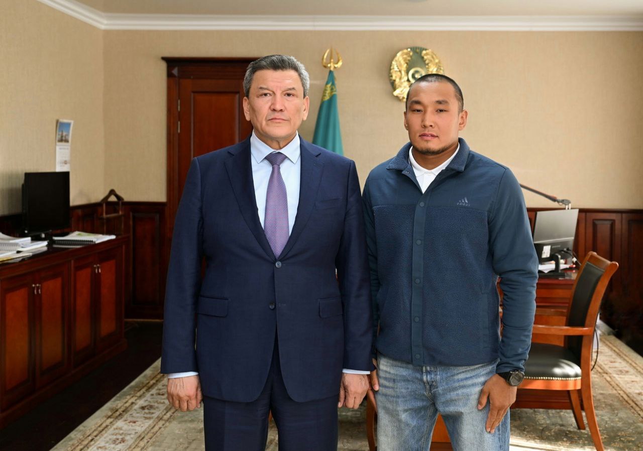 Аким СКО встретился с чемпионом мира