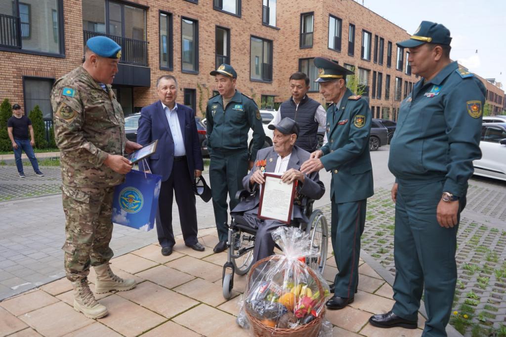 В Алматы военнослужащие поздравили ветерана войны с вековым юбилеем