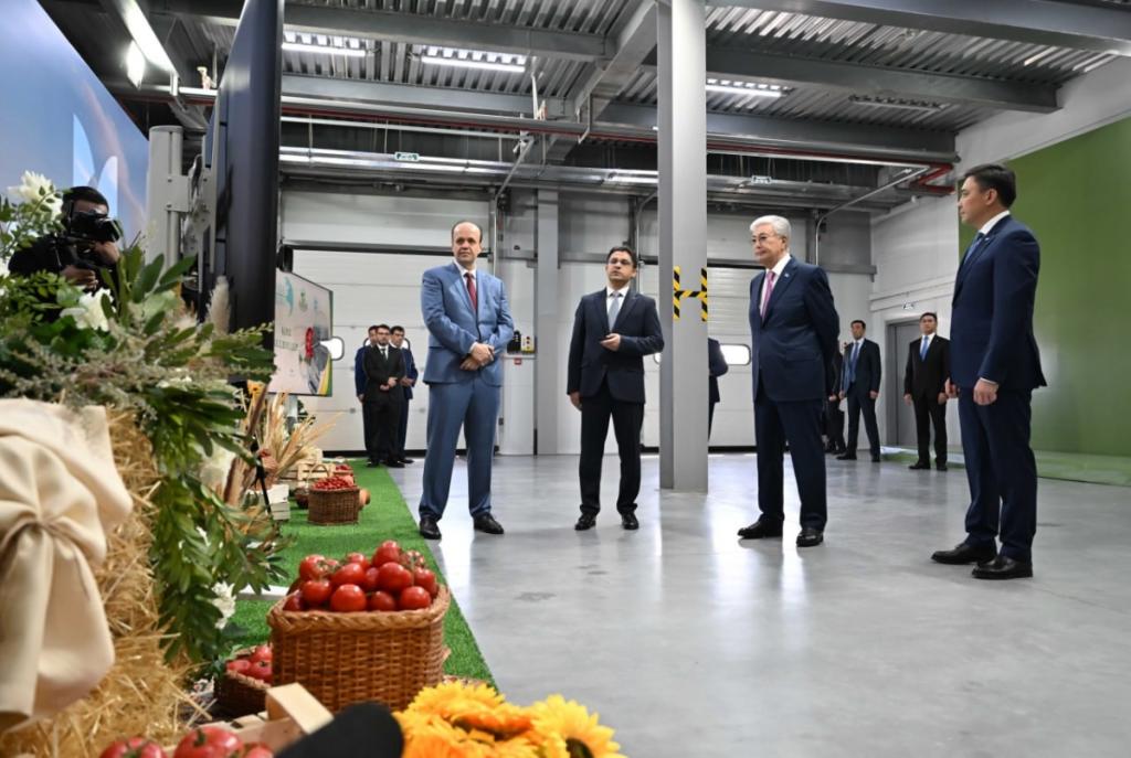 Президент посетил современный торгово-логистический центр