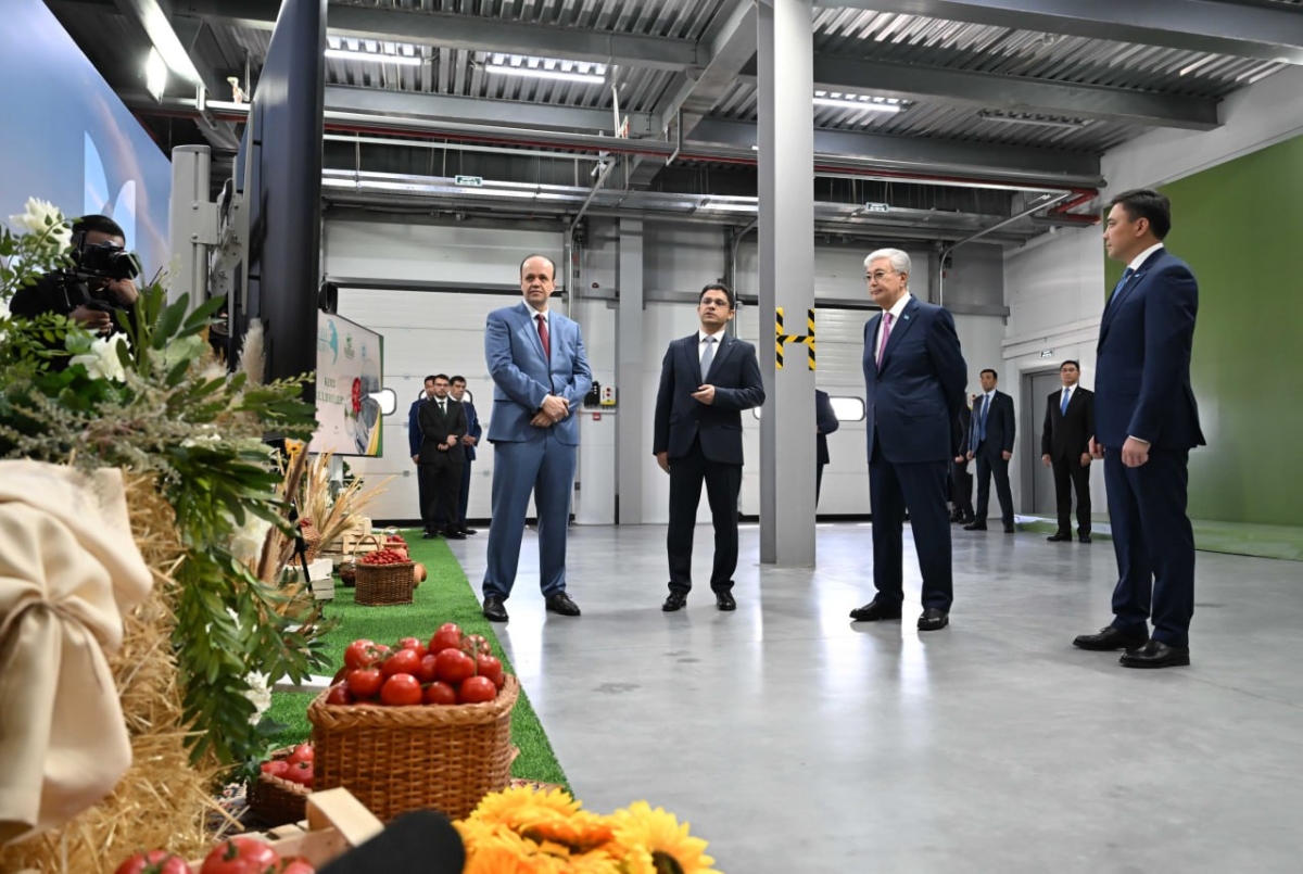 Президент посетил современный торгово-логистический центр