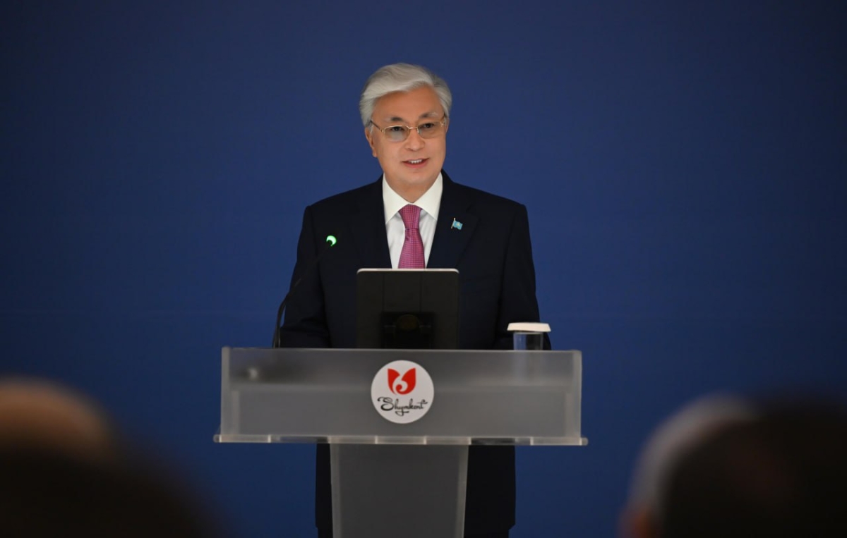 Глава государства выступил на встрече с общественностью города Шымкента